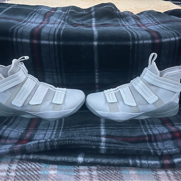 Lebron Soldier 10 Size 9 men’s - Picture 5 of 8
